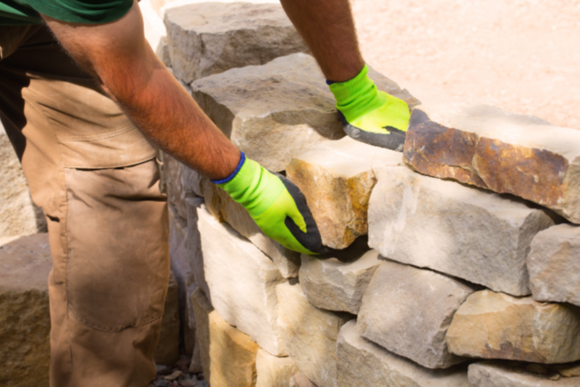Person baut eine Trockenmauer